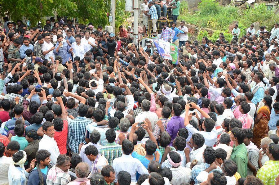 YS Jagan Mohan Reddy Visits Flood hit Villages in Guntur District