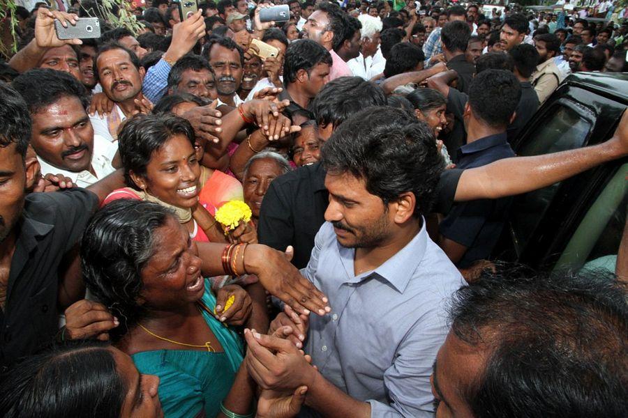 YS Jagan Mohan Reddy Visits Flood hit Villages in Guntur District