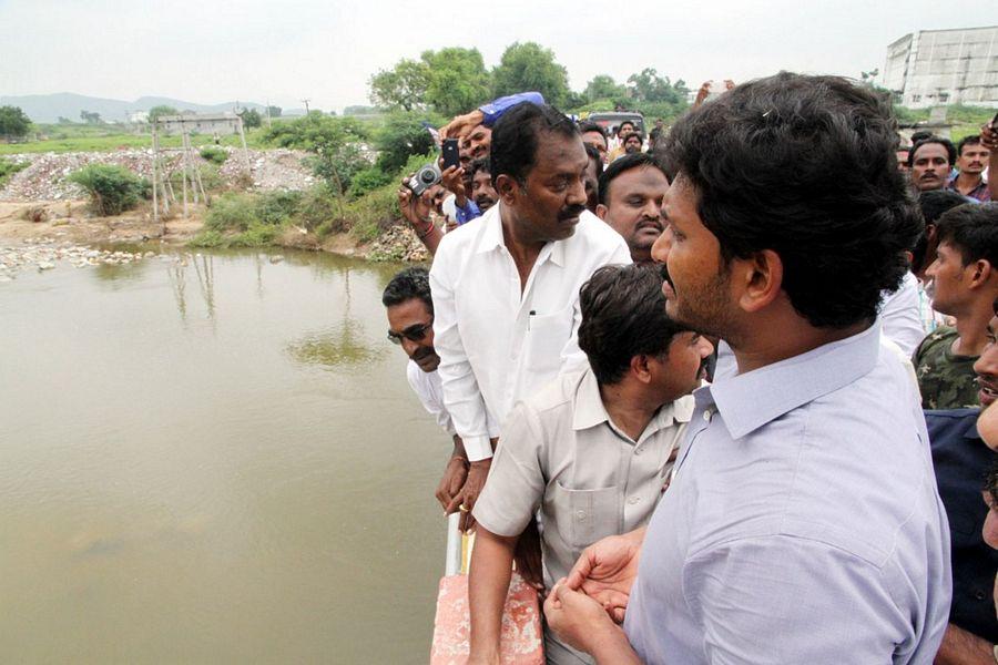 YS Jagan Mohan Reddy Visits Flood hit Villages in Guntur District