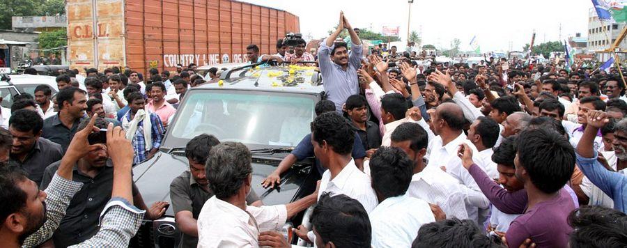 YS Jagan Mohan Reddy Visits Flood hit Villages in Guntur District