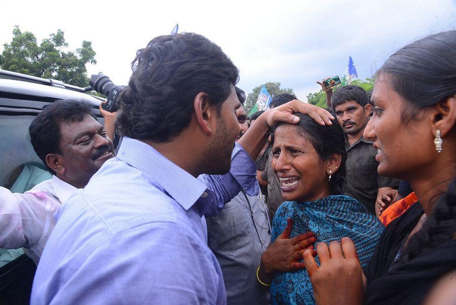 YS Jagan Mohan Reddy Visits Flood hit Villages in Guntur District