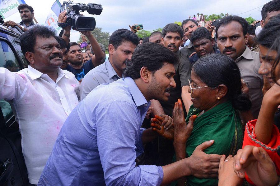 YS Jagan Mohan Reddy Visits Flood hit Villages in Guntur District