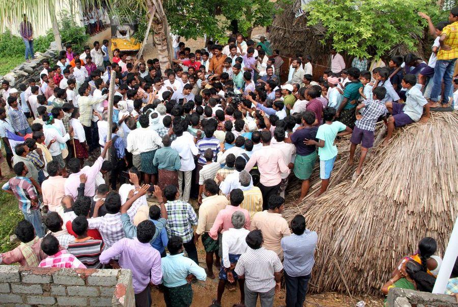 YS Jagan Mohan Reddy Visits Flood hit Villages in Guntur District