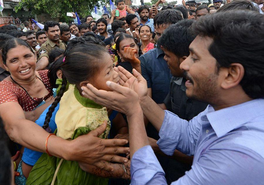 YS Jagan Mohan Reddy Visits Flood hit Villages in Guntur District