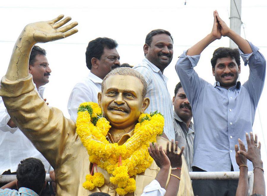 YS Jagan Mohan Reddy Visits Flood hit Villages in Guntur District