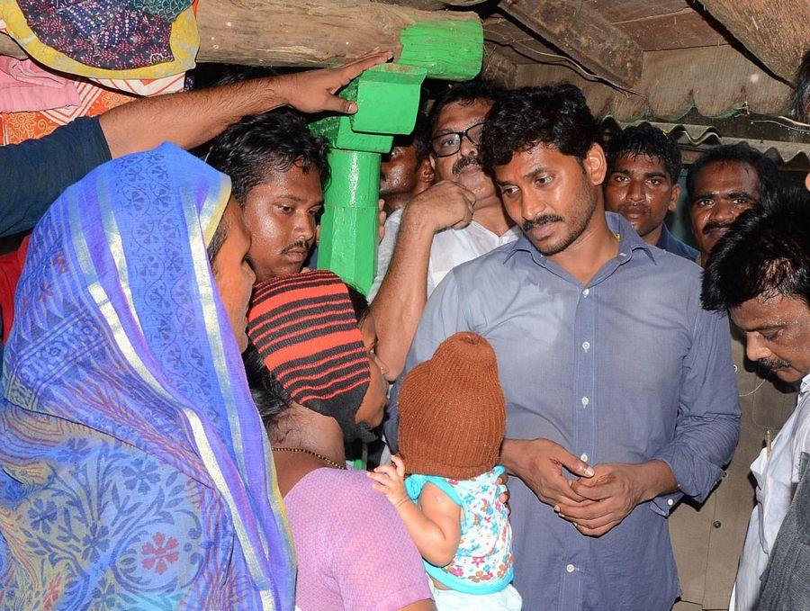 YS Jagan Mohan Reddy Visits Flood hit Villages in Guntur District