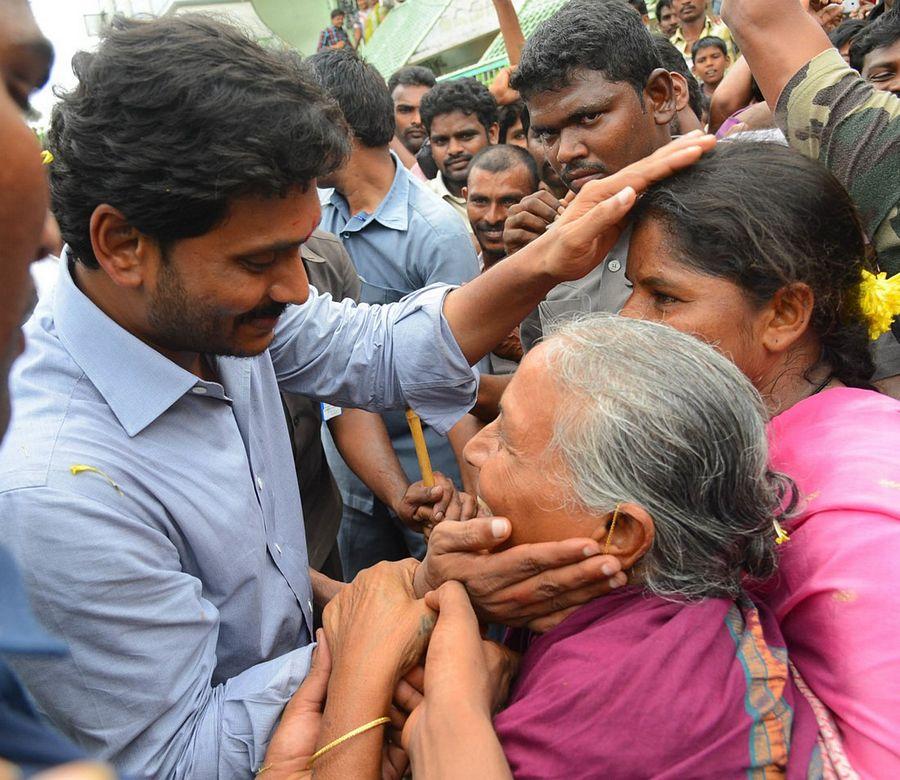 YS Jagan Mohan Reddy Visits Flood hit Villages in Guntur District