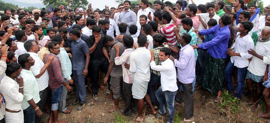 YS Jagan Mohan Reddy Visits Flood hit Villages in Guntur District