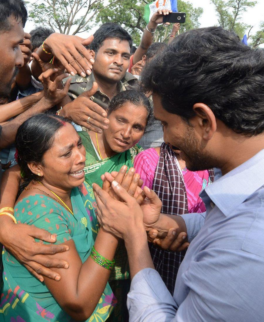 YS Jagan Mohan Reddy Visits Flood hit Villages in Guntur District