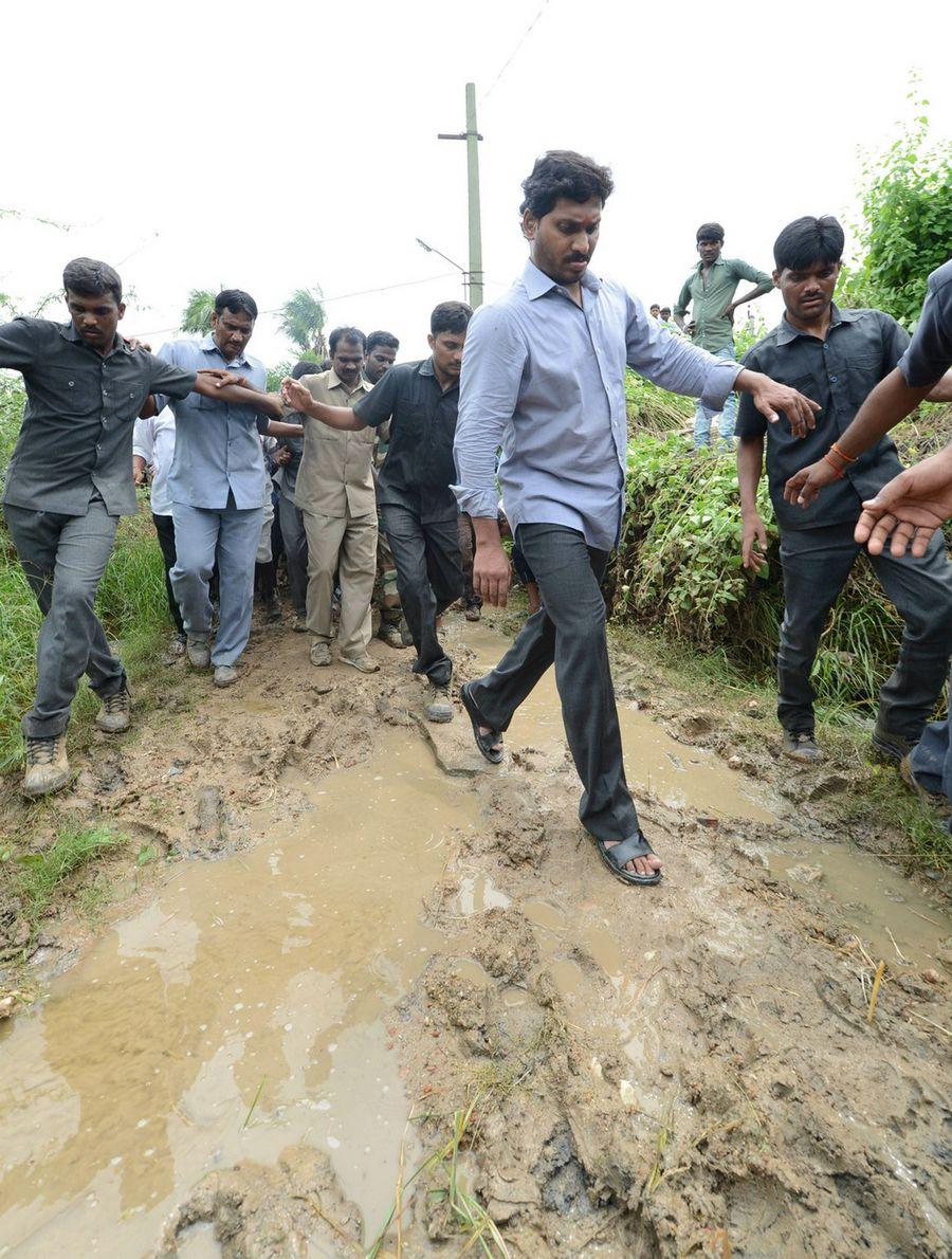 YS Jagan Mohan Reddy Visits Flood hit Villages in Guntur District