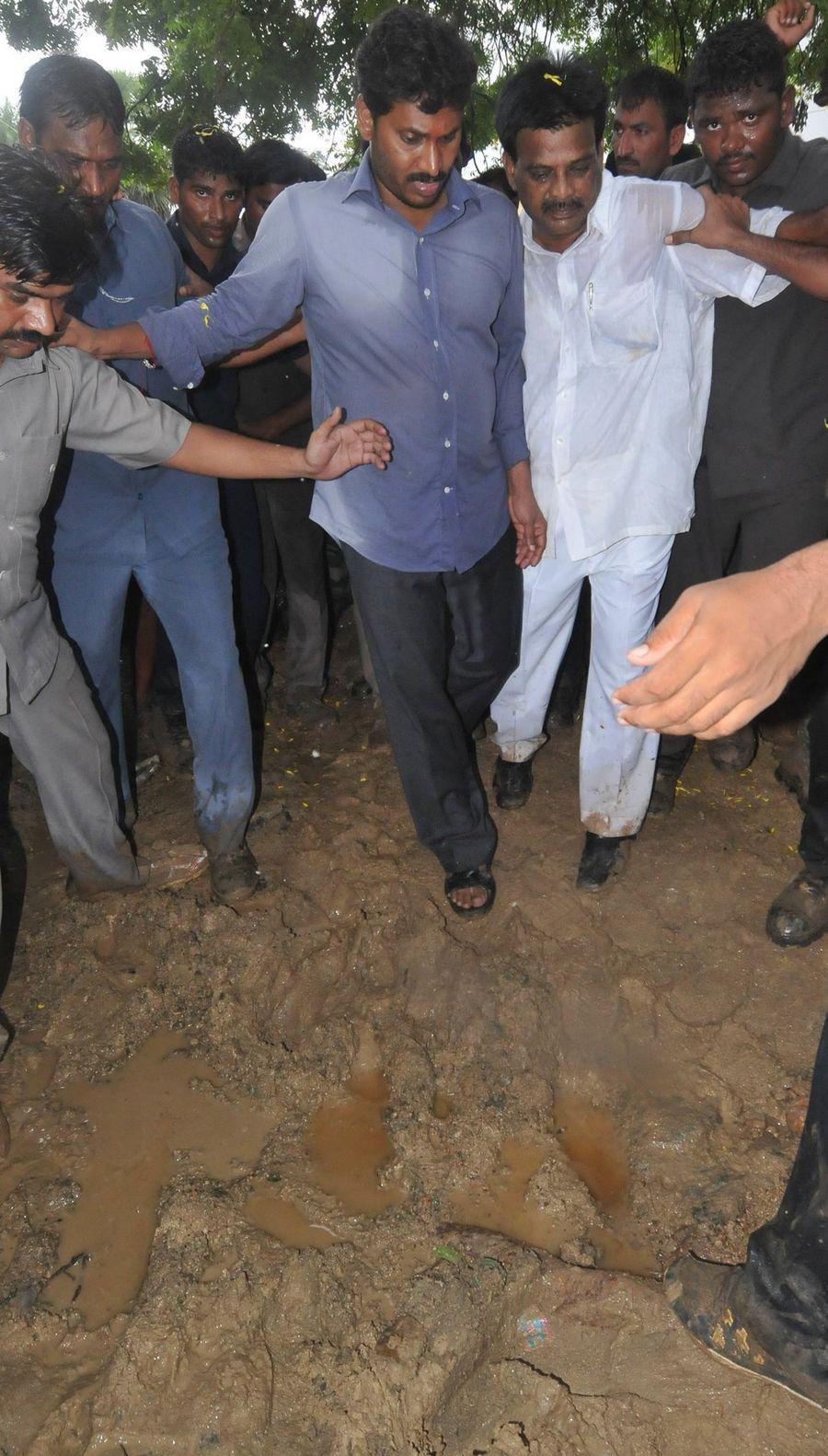 YS Jagan Mohan Reddy Visits Flood hit Villages in Guntur District