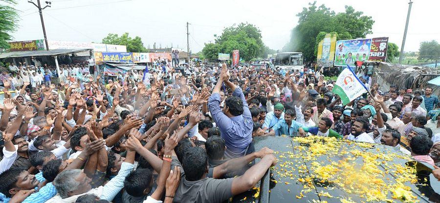 YS Jagan Mohan Reddy Visits Flood hit Villages in Guntur District