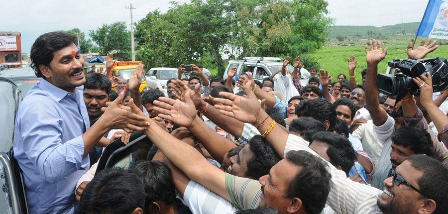 YS Jagan Mohan Reddy Visits Flood hit Villages in Guntur District