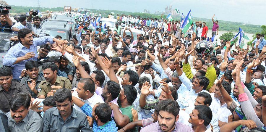 YS Jagan Mohan Reddy Visits Flood hit Villages in Guntur District