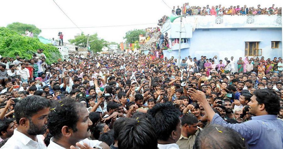 YS Jagan Mohan Reddy Visits Flood hit Villages in Guntur District