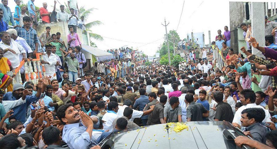 YS Jagan Mohan Reddy Visits Flood hit Villages in Guntur District