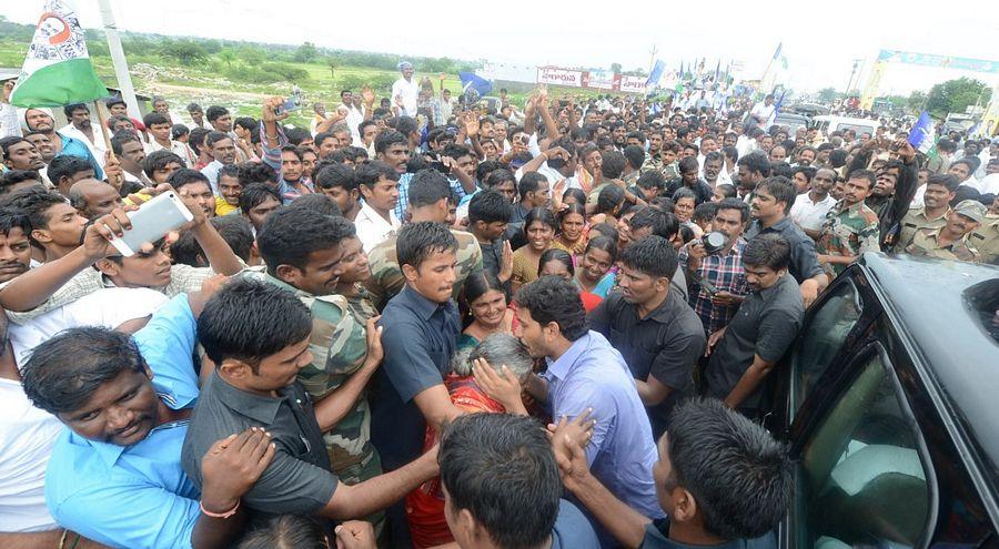 YS Jagan Mohan Reddy Visits Flood hit Villages in Guntur District