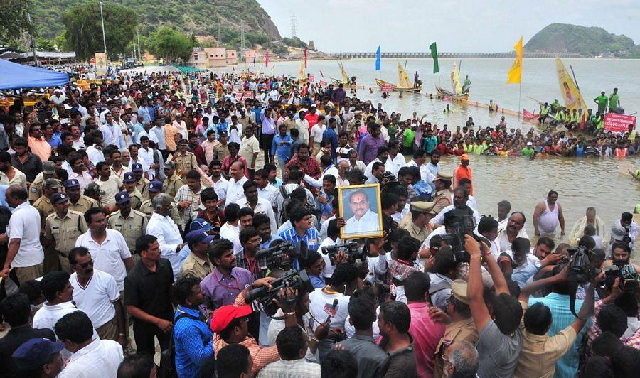 YS Jagan Takes Holy Dip in Krishna Pushkaralu PHOTOS