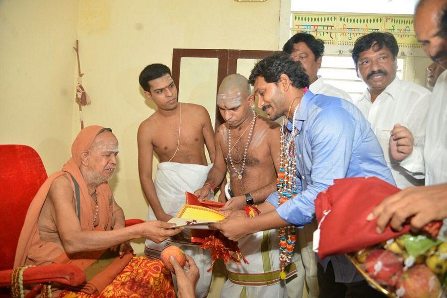 YS Jagan Takes Holy Dip in Krishna Pushkaralu PHOTOS