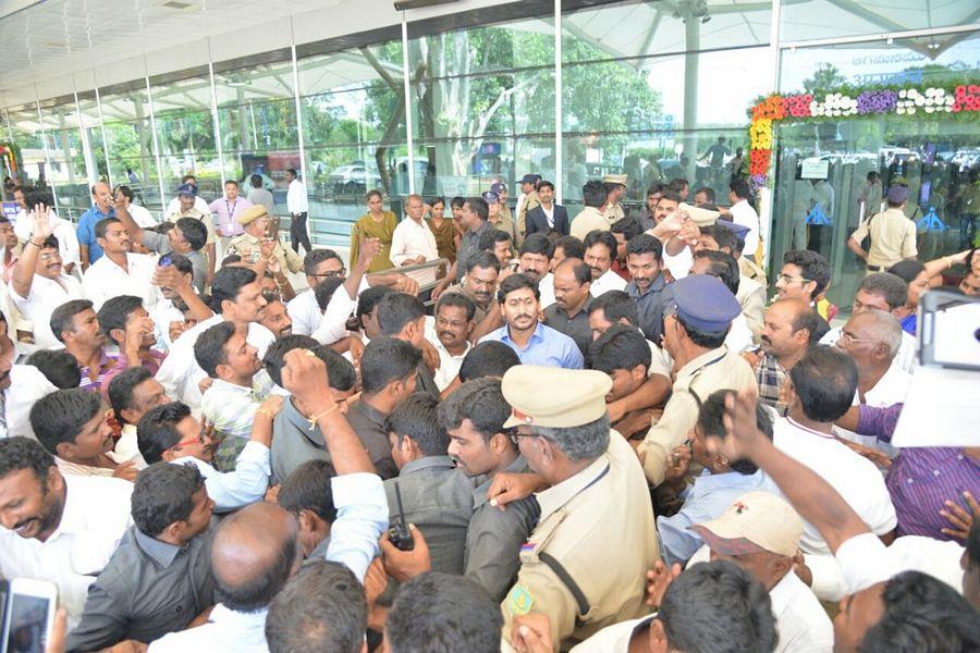 YS Jagan Takes Holy Dip in Krishna Pushkaralu PHOTOS