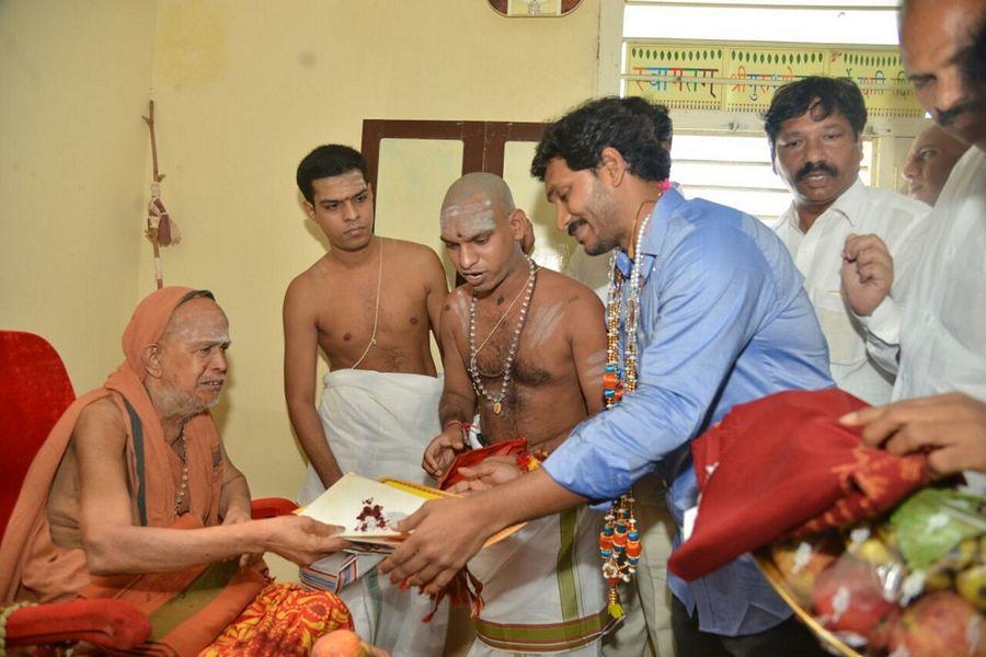 YS Jagan Takes Holy Dip in Krishna Pushkaralu PHOTOS