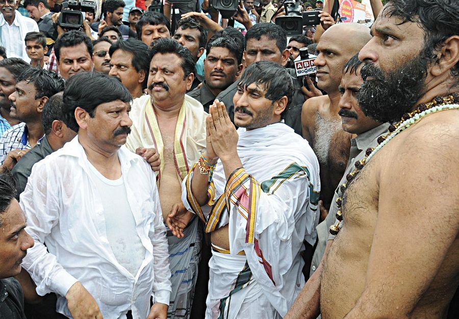YS Jagan Takes Holy Dip in Krishna Pushkaralu PHOTOS