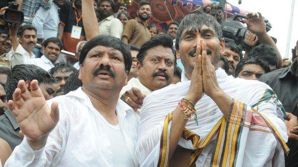 YS Jagan Takes Holy Dip in Krishna Pushkaralu PHOTOS