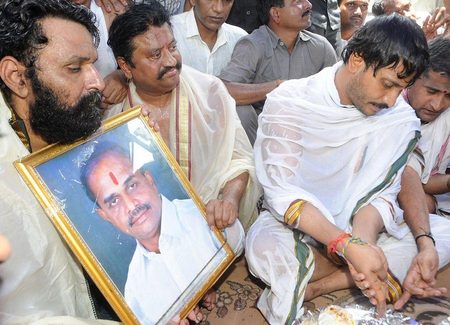 YS Jagan Takes Holy Dip in Krishna Pushkaralu PHOTOS