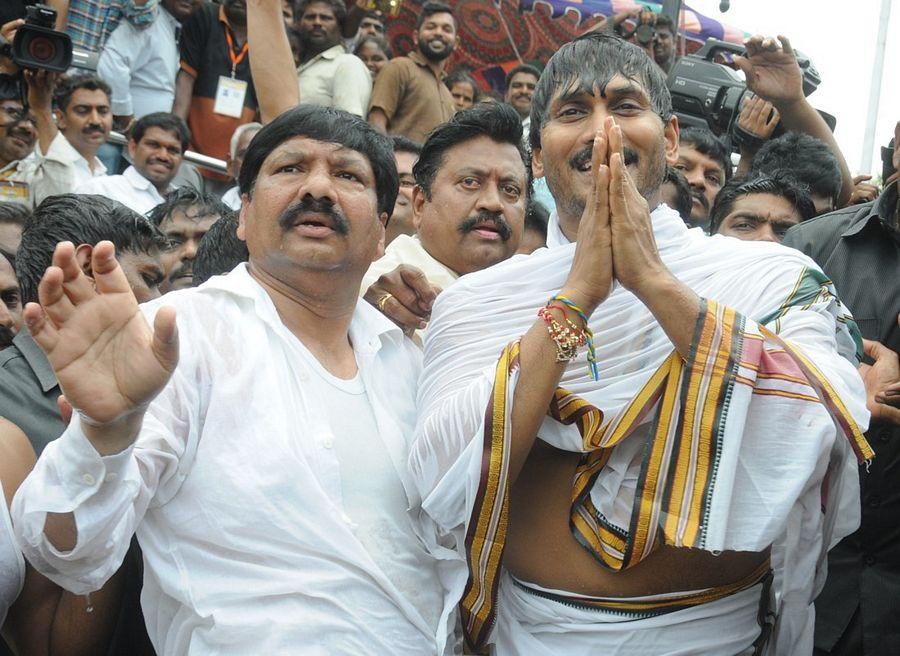 YS Jagan Takes Holy Dip in Krishna Pushkaralu PHOTOS