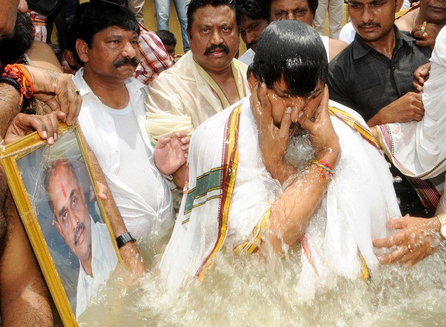 YS Jagan Takes Holy Dip in Krishna Pushkaralu PHOTOS