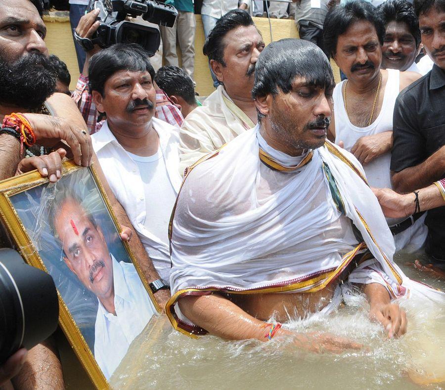 YS Jagan Takes Holy Dip in Krishna Pushkaralu PHOTOS
