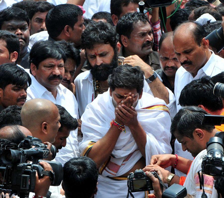 YS Jagan Takes Holy Dip in Krishna Pushkaralu PHOTOS