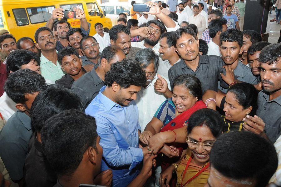 YS Jagan Takes Holy Dip in Krishna Pushkaralu PHOTOS