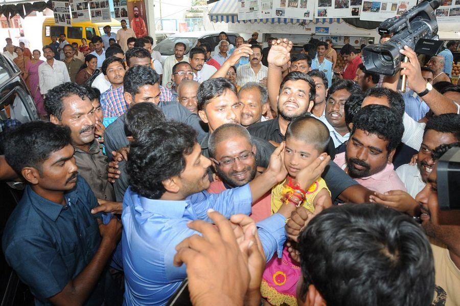 YS Jagan Takes Holy Dip in Krishna Pushkaralu PHOTOS