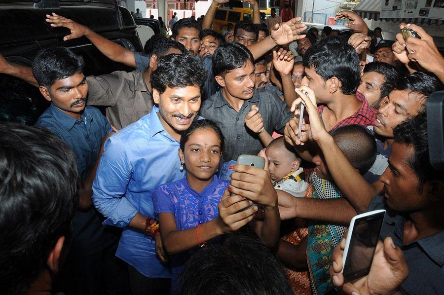 YS Jagan Takes Holy Dip in Krishna Pushkaralu PHOTOS