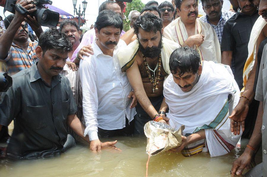 YS Jagan Takes Holy Dip in Krishna Pushkaralu PHOTOS