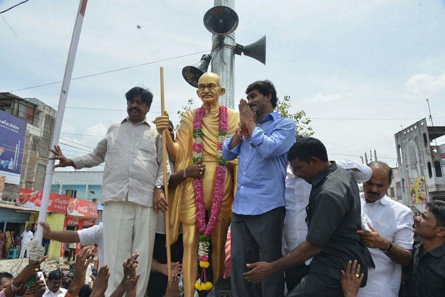YS Jagan Takes Holy Dip in Krishna Pushkaralu PHOTOS