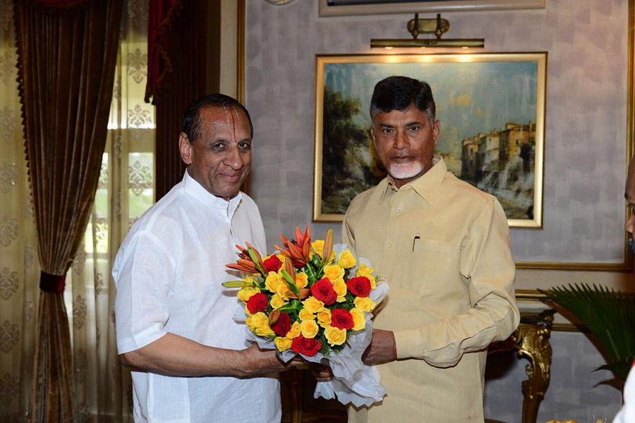 chandrababu invites governor for krishna pushkaralu