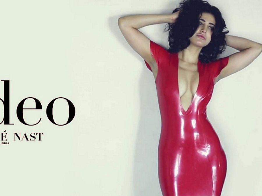 25 HOT & SEDUCING Cleavage Show of Shruti haasan