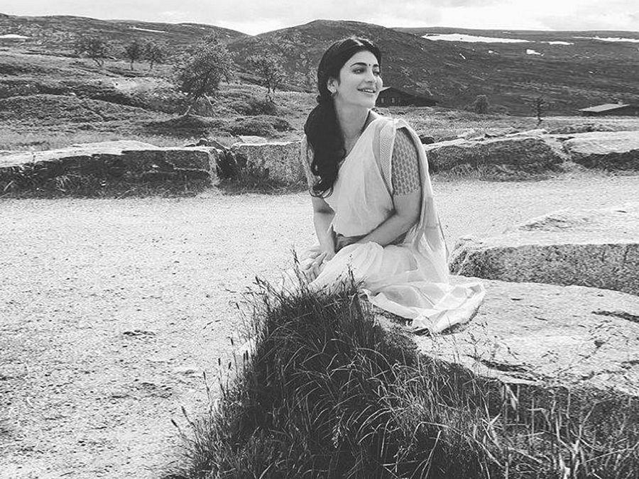 25 HOT & SEDUCING Cleavage Show of Shruti haasan