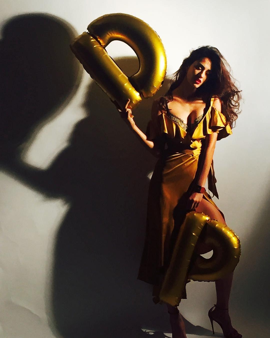 27 Disha Patani Latest Hot & Cleavage Show Photo Stills