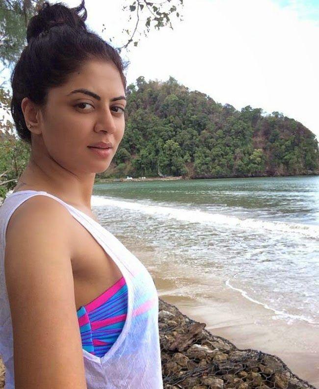 30+ Kavita Kaushik Hot In Bikini HD Pictures Galleries