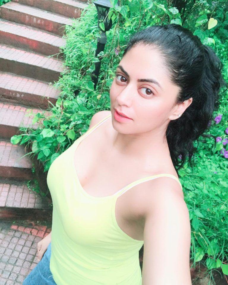 30+ Kavita Kaushik Hot In Bikini HD Pictures Galleries