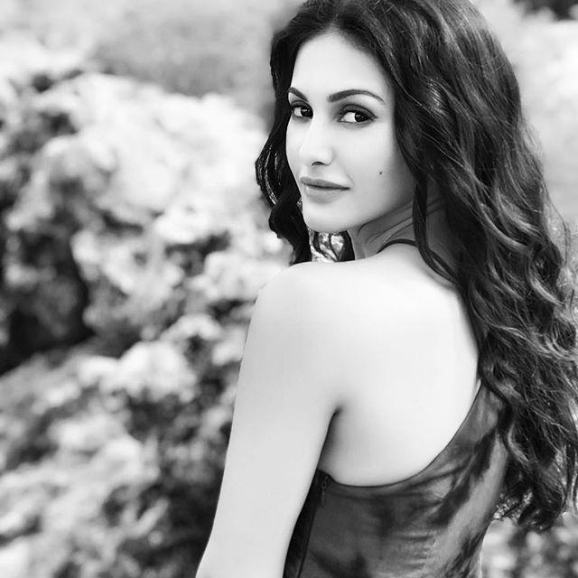 90 Hot & Spicy Unseen Photo's of Actress Amyra Dastur