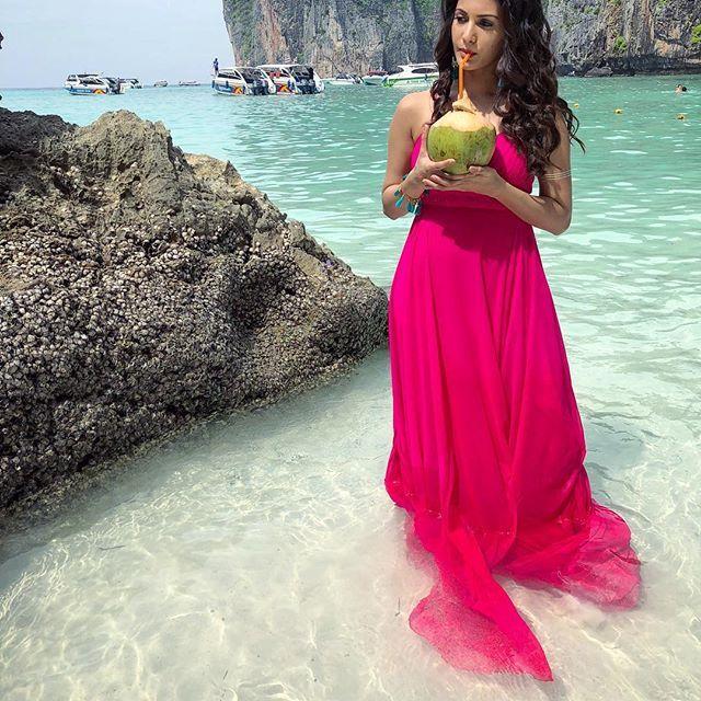 90 Hot & Spicy Unseen Photo's of Actress Amyra Dastur