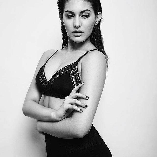 90 Hot & Spicy Unseen Photo's of Actress Amyra Dastur