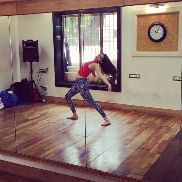 90 Hot & Spicy Unseen Photo's of Actress Amyra Dastur