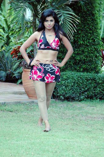 Aarthi Puri in Short Skirt Hot Photos