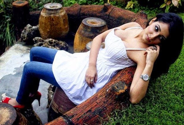 Actress Alankrita Dogra Hot Cleavage Show Photos