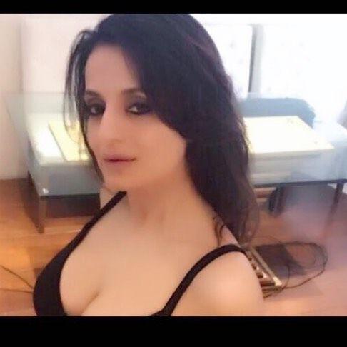 Actress Ameesha Patel Hot & Spicy Cleavage Never Seen Photos